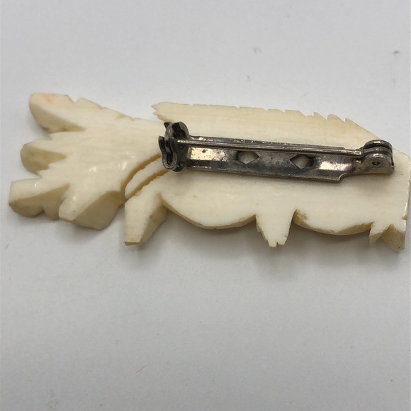 Vintage Carved Faux Ivory Resin Fish Brooch - Picture 4 of 7